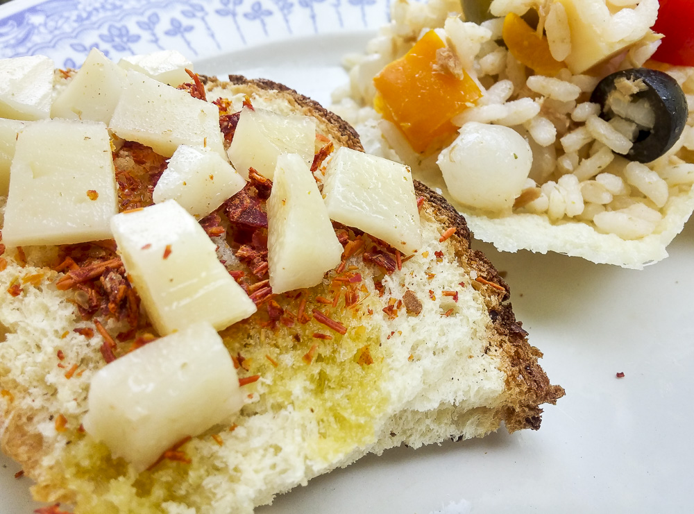 Bruschettina con polvere di pomodori essiccati