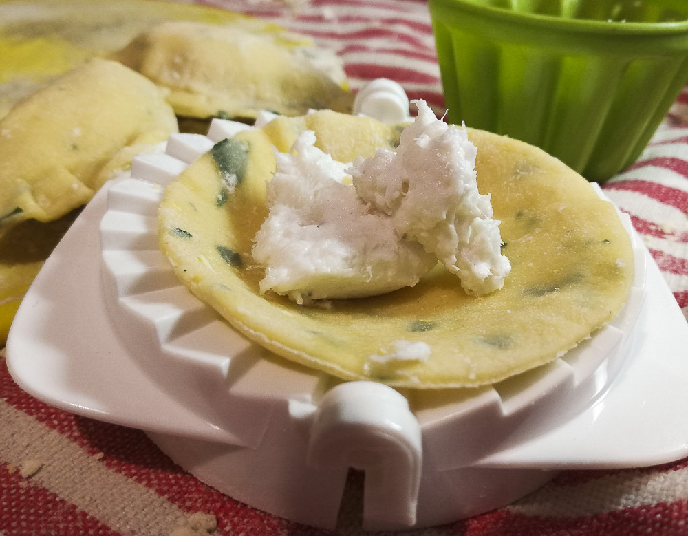 mezzelune soleggiate con baccalà e salsa allo zafferano