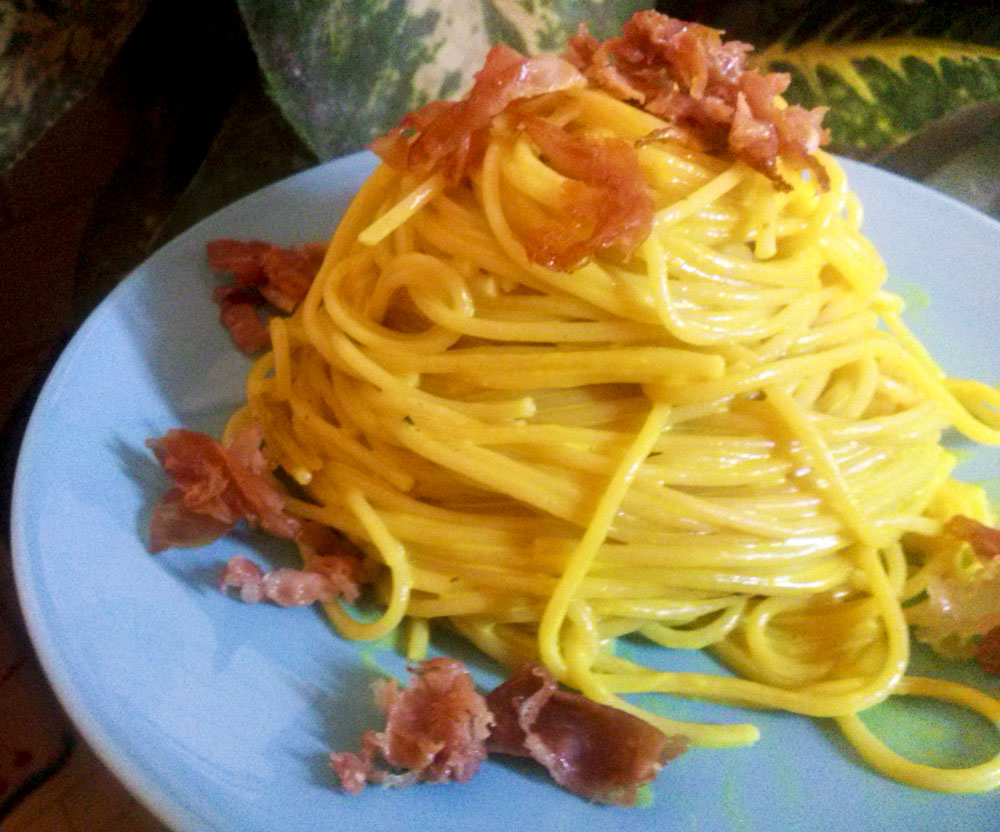 spaghetti integrali mascarpone e curcuma con crumble di prosciutto crudo